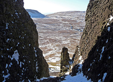 NG3329 : Gully in the south face of Preshal Mor by John Allan