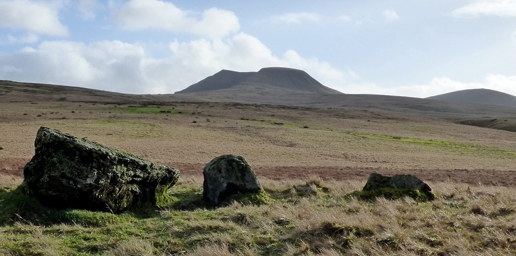 Nant Tarw Stone Row Sandy Gerrard Cc By Sa Geograph Britain