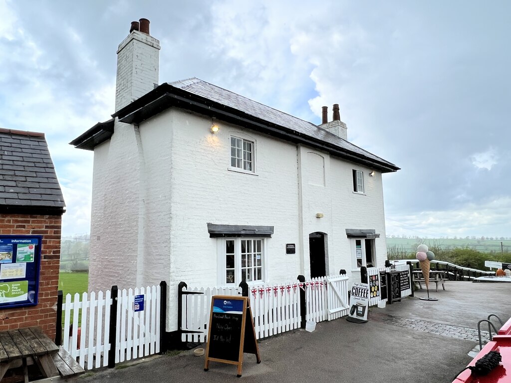 Top Lock Cottage Andrew Abbott Cc By Sa 2 0 Geograph Britain And