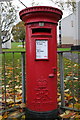 Elizabeth II Postbox, Wycliffe Gardens