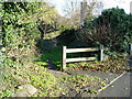 Entrance to footpath leading through the West Middlesex golf course to Greenford Road