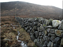 J2923 : Mourne Wall, Slievenaglogh by Rossographer