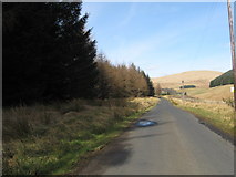 NT1023 : Road nearing Tweedsmuir by James Denham