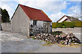 Old hut beside the chapel at Bancycapel