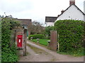 Chettiscombe : Postbox, Driveway & House