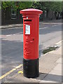 NZ2565 : Edward VII postbox, Portland Road by Mike Quinn