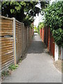 Path from Bracklesham Road to Selsey Close