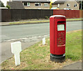 2009 : EIIR pillarbox and other street furniture