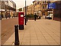 Falkirk: postbox № FK1 6, High Street