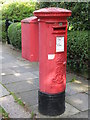 NZ2566 : Edward VII postbox, Tankerville Terrace by Mike Quinn