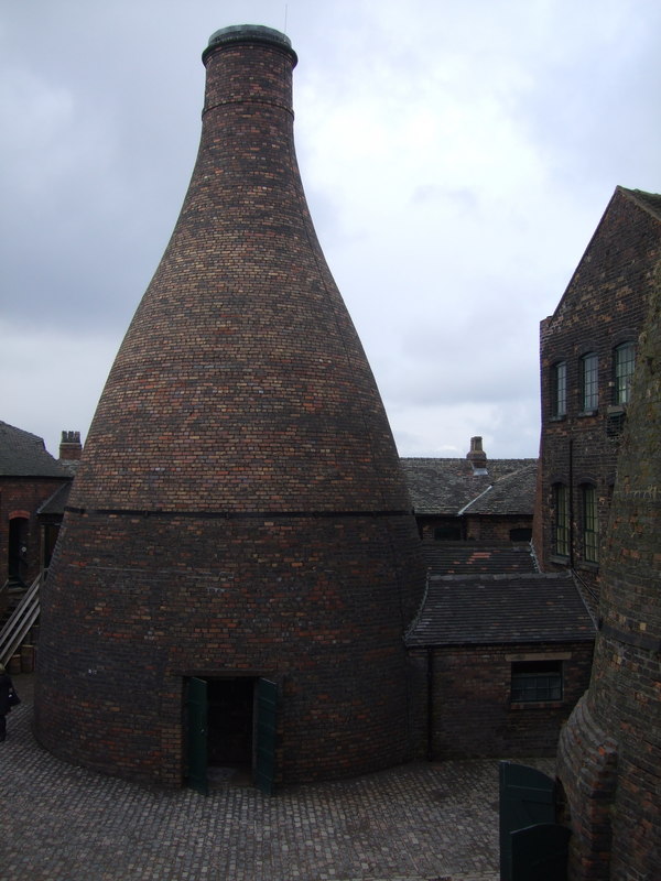 Bottle Kiln © Martyn Davies cc-by-sa/2.0 :: Geograph Britain and Ireland