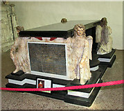 TM2863 : St Michael's church in Framlingham - Hitcham tomb by Evelyn Simak