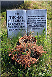 TQ4053 : Grave of Sir Thomas Beecham by Philip Talmage