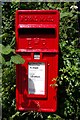 Elizabeth II post-mounted letterbox, Covert Lane