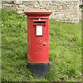 2010 : E II R pillar box on the B4039