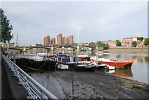 TQ2777 : Boats grounded in the mud between Albert Bridge and Battersea Bridge by N Chadwick