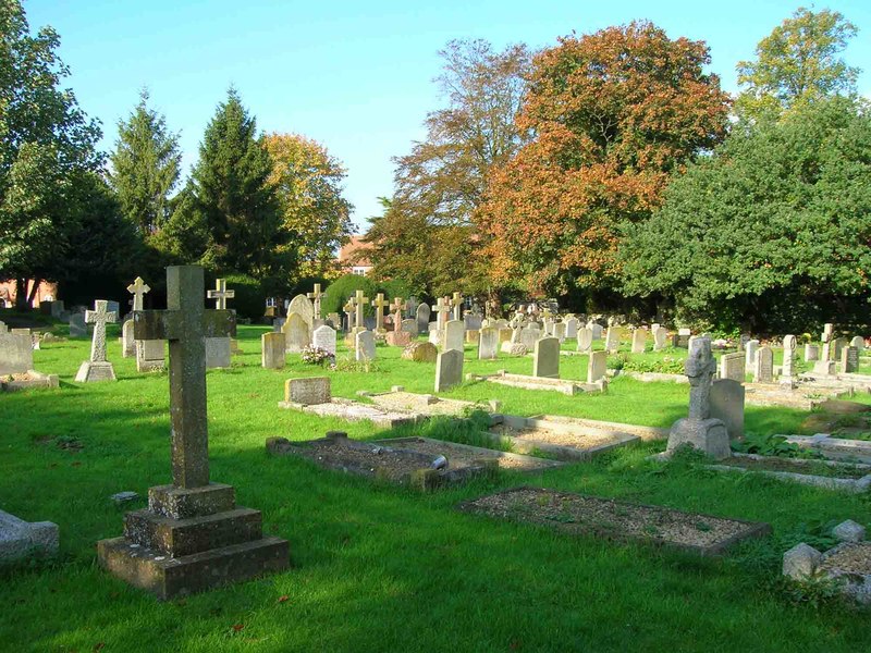 Churchyard, St James, Alveston © David P Howard cc-by-sa/2.0 ...