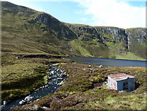 NH6301 : Loch Dubh and a ruined shelter by arb