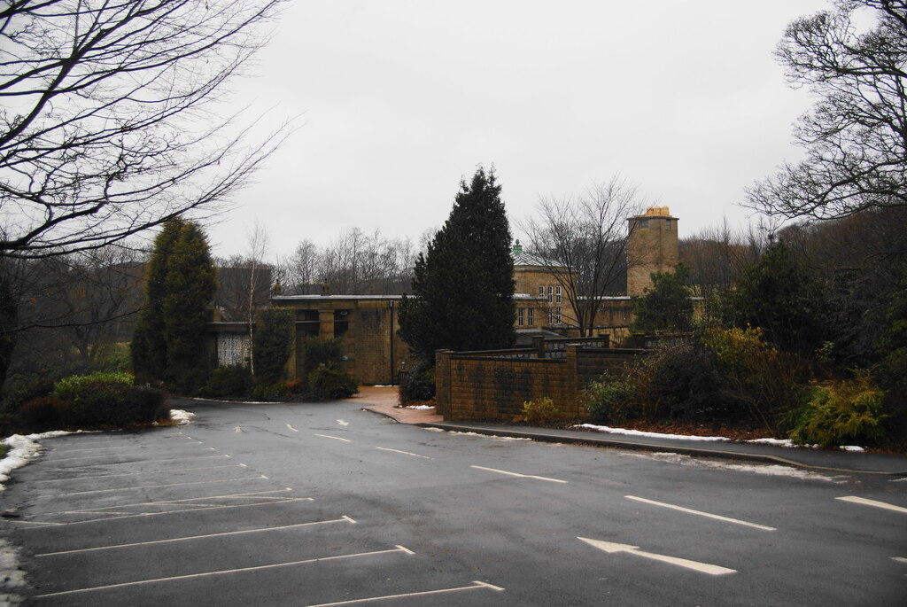 Burnley Crematorium chapel © Bill Boaden ccbysa/2.0 Geograph