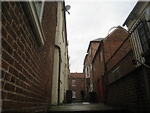 TA1101 : Alley between the Market Place and Butter Market, Caistor by Jonathan Thacker