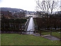 NS7792 : Stirling, footbridge to Cambusbarron by Robert Murray