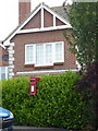 New Milton: postbox № BH25 196, Velvet Lawn Road