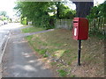 Lymington: postbox № SO41 85, Daniells Walk