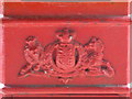 (Replica) Penfold postbox, Wellington Place / Cavendish Avenue, NW8 - royal crest