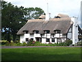 SU7769 : Large thatched house at Sindlesham by Rod Allday