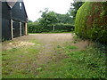 Waymarker by barns at Dungate Farm