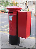 TQ2684 : Edward VII postbox, College Crescent, NW3 (2) by Mike Quinn
