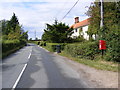 B1118 The Thoroughfare & 1 Sunnyside Cottage Postbox