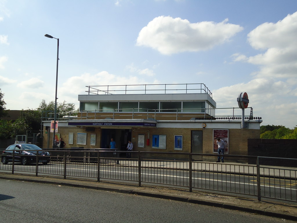 Northolt underground station © Stacey Harris cc-by-sa/2.0 :: Geograph ...