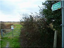 SZ8596 : Footpath south from Ferry House to Ferry Farm by Shazz