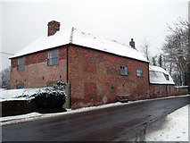 SU2169 : Farmhouse, Mildenhall by Vieve Forward