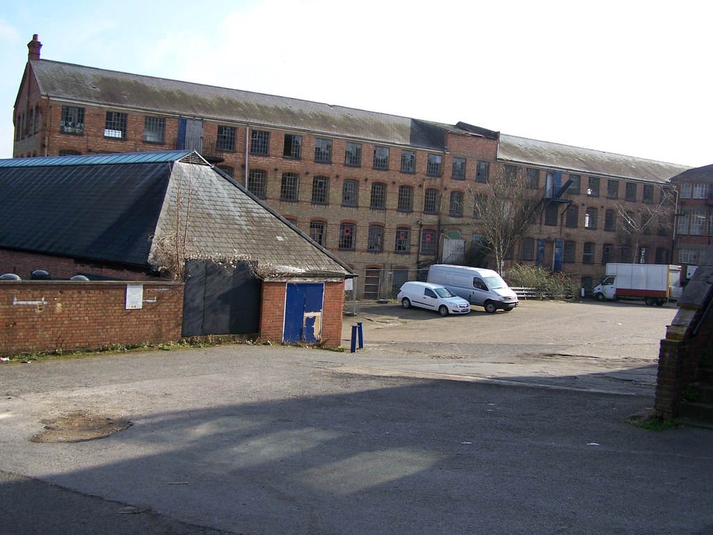 Disused factory © Rob Emms cc-by-sa/2.0 :: Geograph Britain and Ireland