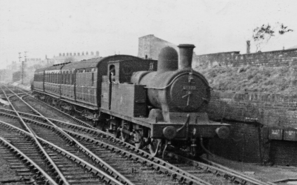 Local train from Oldham and Ashton... © Ben Brooksbank cc-by-sa/2.0 ...