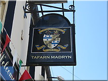 SH4338 : Arwydd Tafarn Madryn - Madryn Arms sign by Alan Fryer