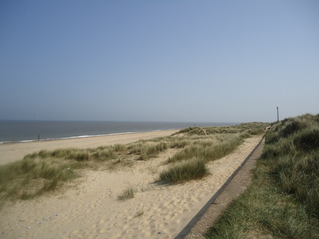 Caister beach © Stacey Harris cc-by-sa/2.0 :: Geograph Britain and Ireland