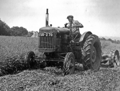 SP4228 : Working in the fields at Over Worton in 1948 by Antony Ewart Smith