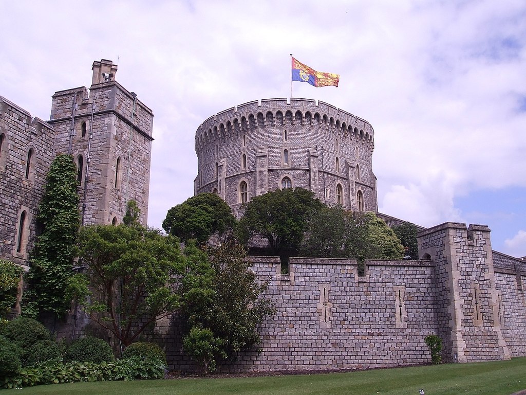 Round castle. Здание с круглой башней Эдинбург.