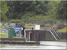 TQ0566 : Chertsey Lock by Colin Smith