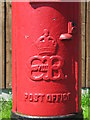 Edward VIII postbox, School Mead, WD5 - royal cipher