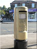 SE2337 : Gold Post Box, New Road Side (4) by Rich Tea