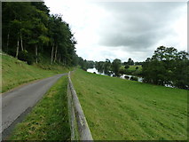 SO6129 : The Wye Valley Walk on the road to Brampton Abbots by Dave Spicer