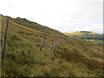NS1399 : Fence line below Carnach Mor by John Ferguson