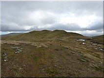 NN7032 : Along the summit ridge of Creag Uchdag by Richard Law