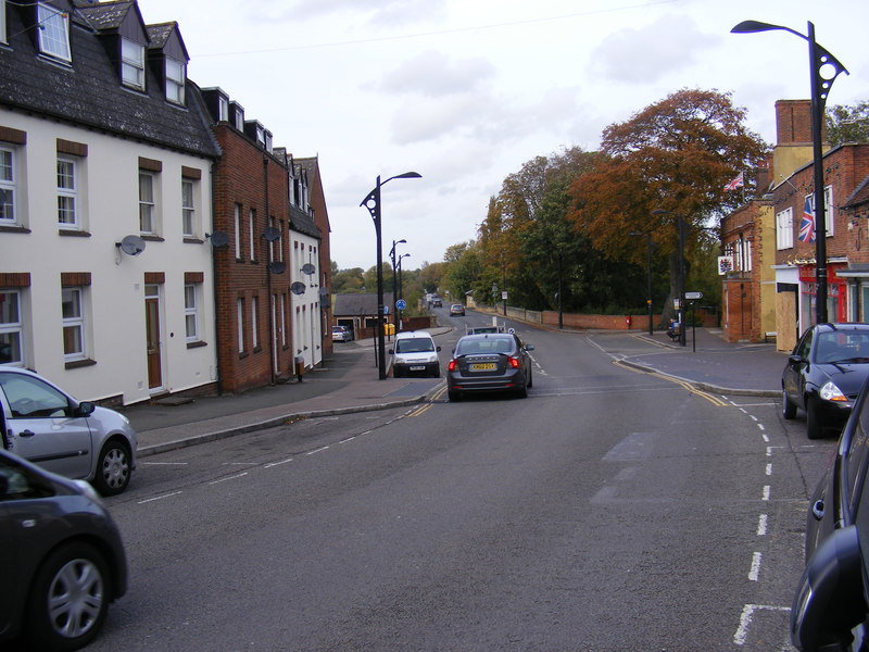 B526 High Street, Newport Pagnell © Geographer ccbysa/2.0 Geograph