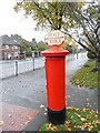 Postbox № KT10 214, Manor Road North