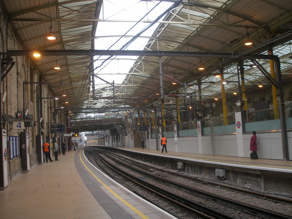 Farringdon station © John Slater cc-by-sa/2.0 :: Geograph Britain and ...